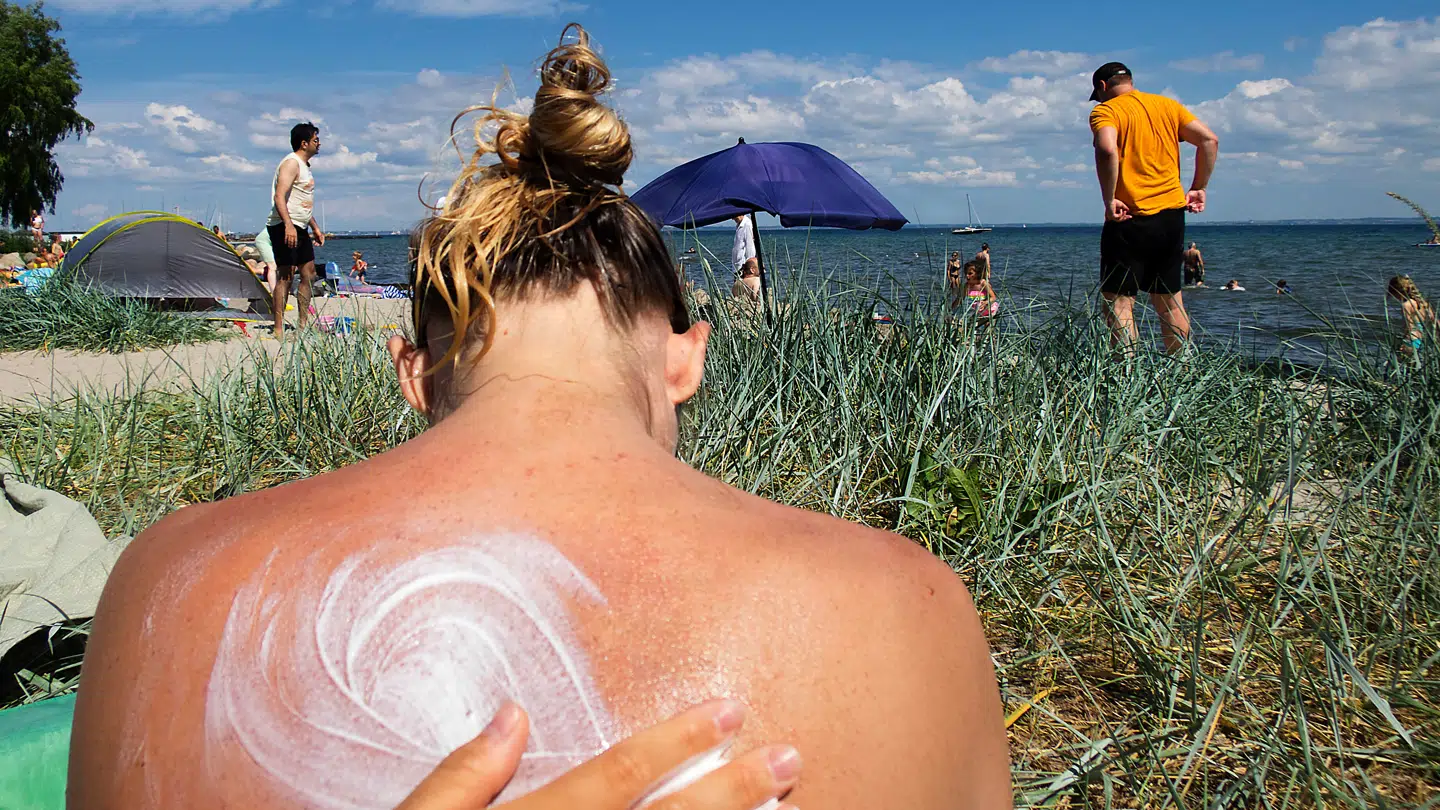 Solcreme er vigtig beskyttelse mod solen. Men en ny debat rejser spørgsmål om, hvorvidt forbrugerne får hele billedet af, hvad produkterne indeholder.