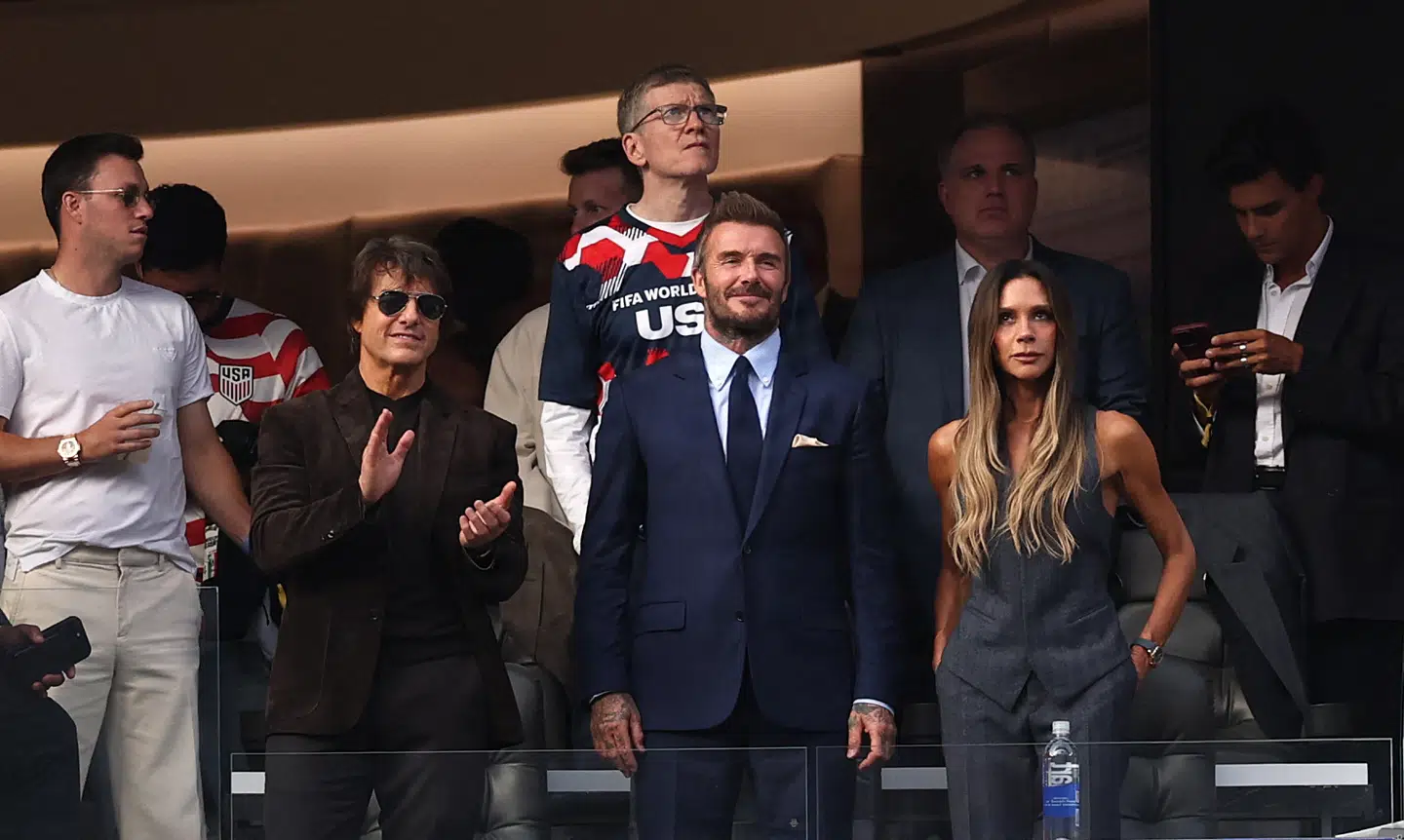 David Beckham har haft både hustruen Victoria Beckham og skuespilleren Tom Cruise med til USAs første VM-kamp mod Paraguay.