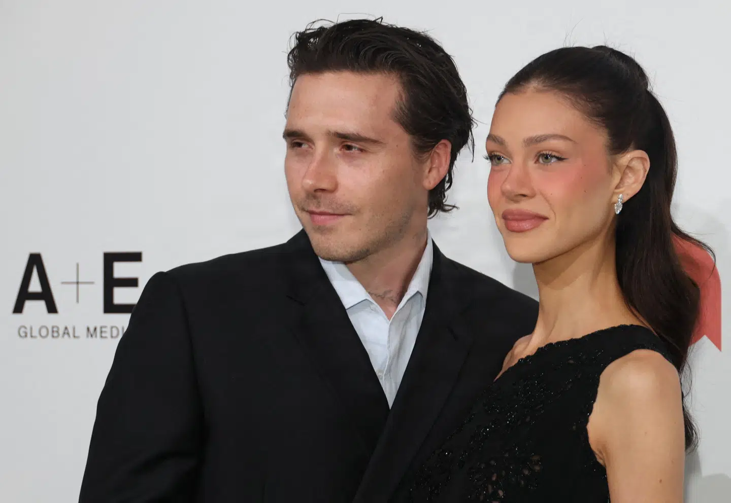 Brooklyn Beckham og hustruen Nicola Peltz Beckham har trukket sig fra hans kendisfamilie.