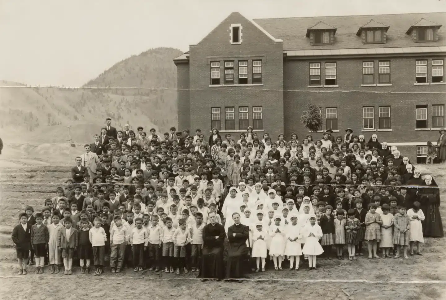 Fællesbillede ved Kamloops Indian Residential School i 1937. Skolen lukkede i 1978. Foto: National Center For Truth And Reconciliation, Scanpix