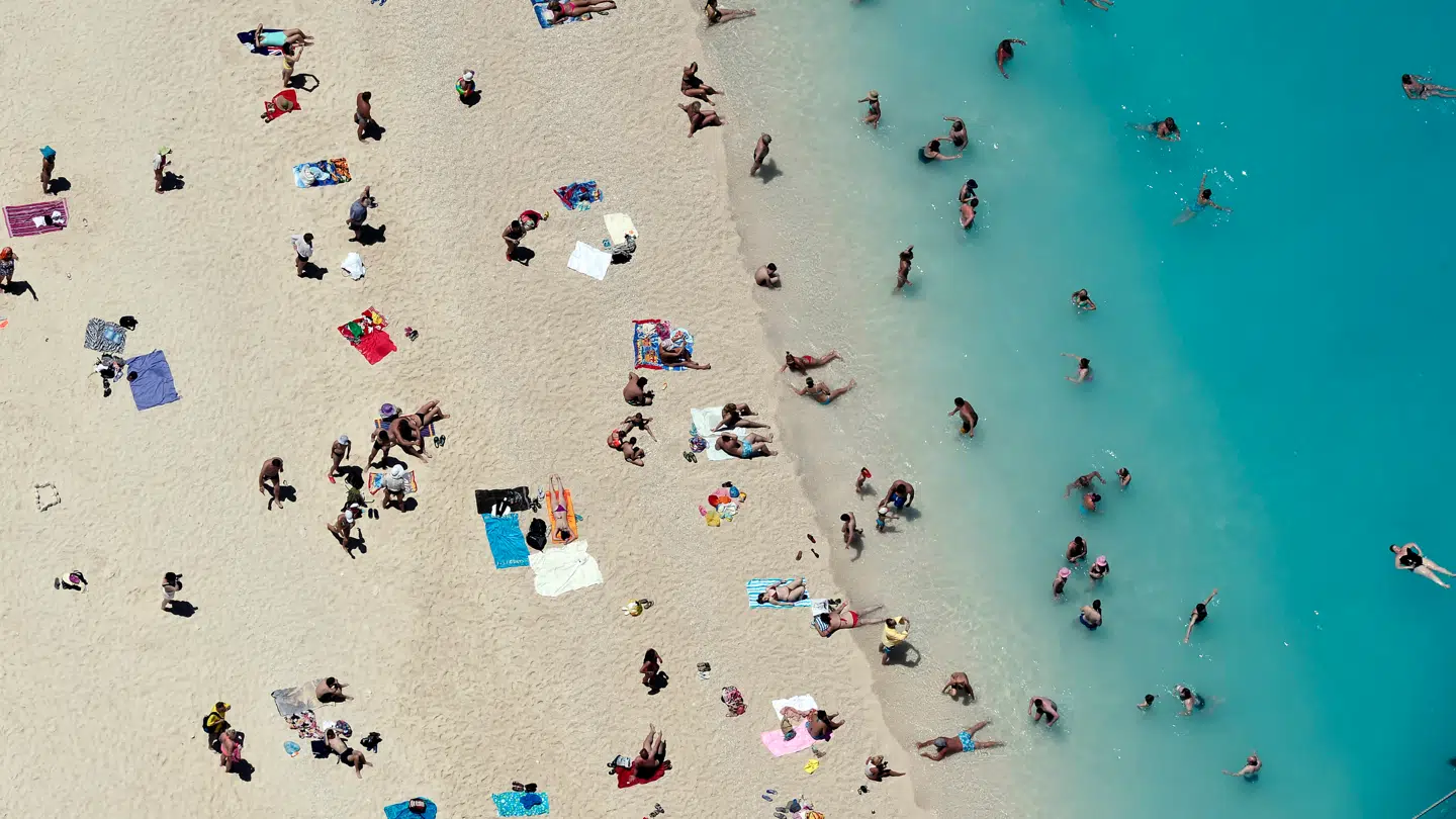 Turister nyder strandlivet på den græske ø Zakynthos.