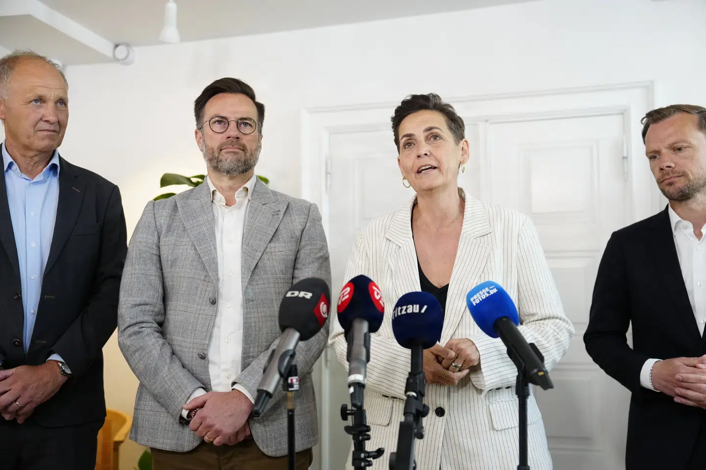Økonomi- og indenrigsminister Pia Olsen Dyhr (SF), finansminister Peter Hummelgaard (S), formand for Kommunernes Landsforening (KL) Peter Rahbæk Juel (S) samt KL-næstformand Martin Damm (V) præsenterer torsdag økonomiaftale for 2027.