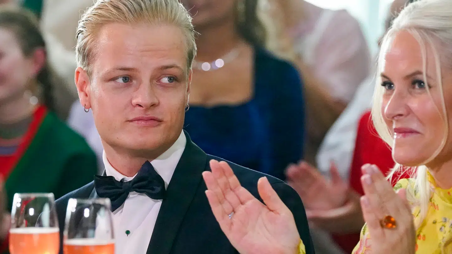 Marius Borg Høiby ved siden af sin mor, kronprinsesse Mette-Marit til i 2022.