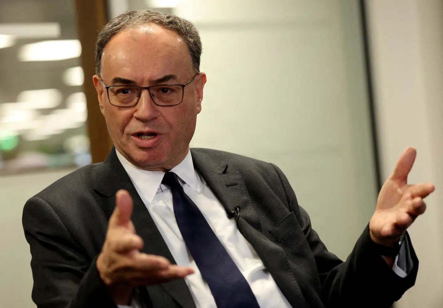 Andrew Bailey leder den britiske centralbank, hvilket han har gjort siden marts 2020. Hans periode på posten er sat til at løbe ud i 2028.