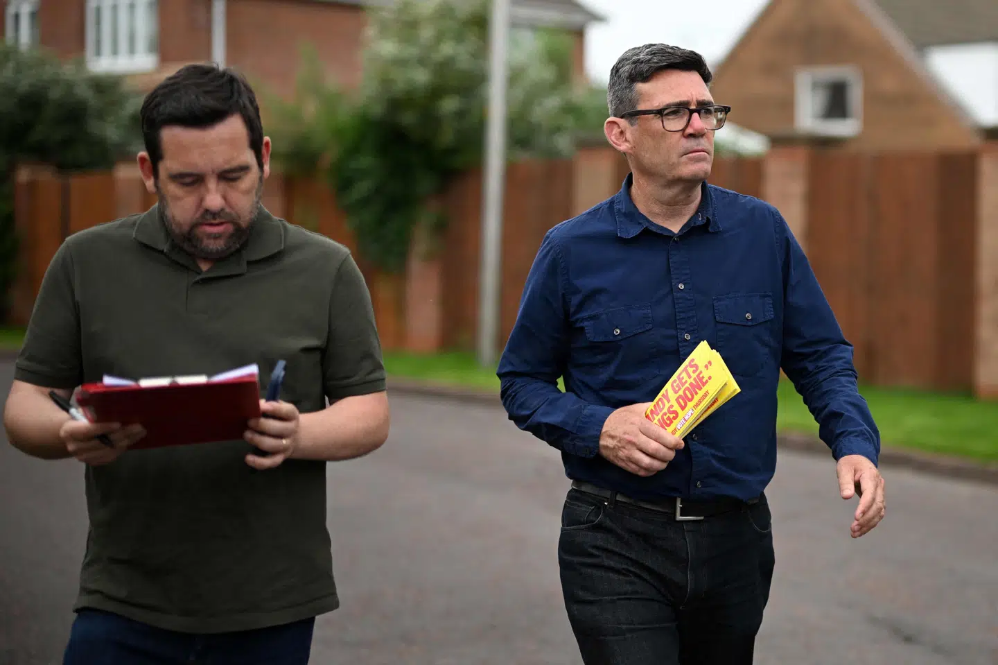 Andy Burnham (til højre) uddeler valgmateriale forud for torsdagens valg i Makerfield.