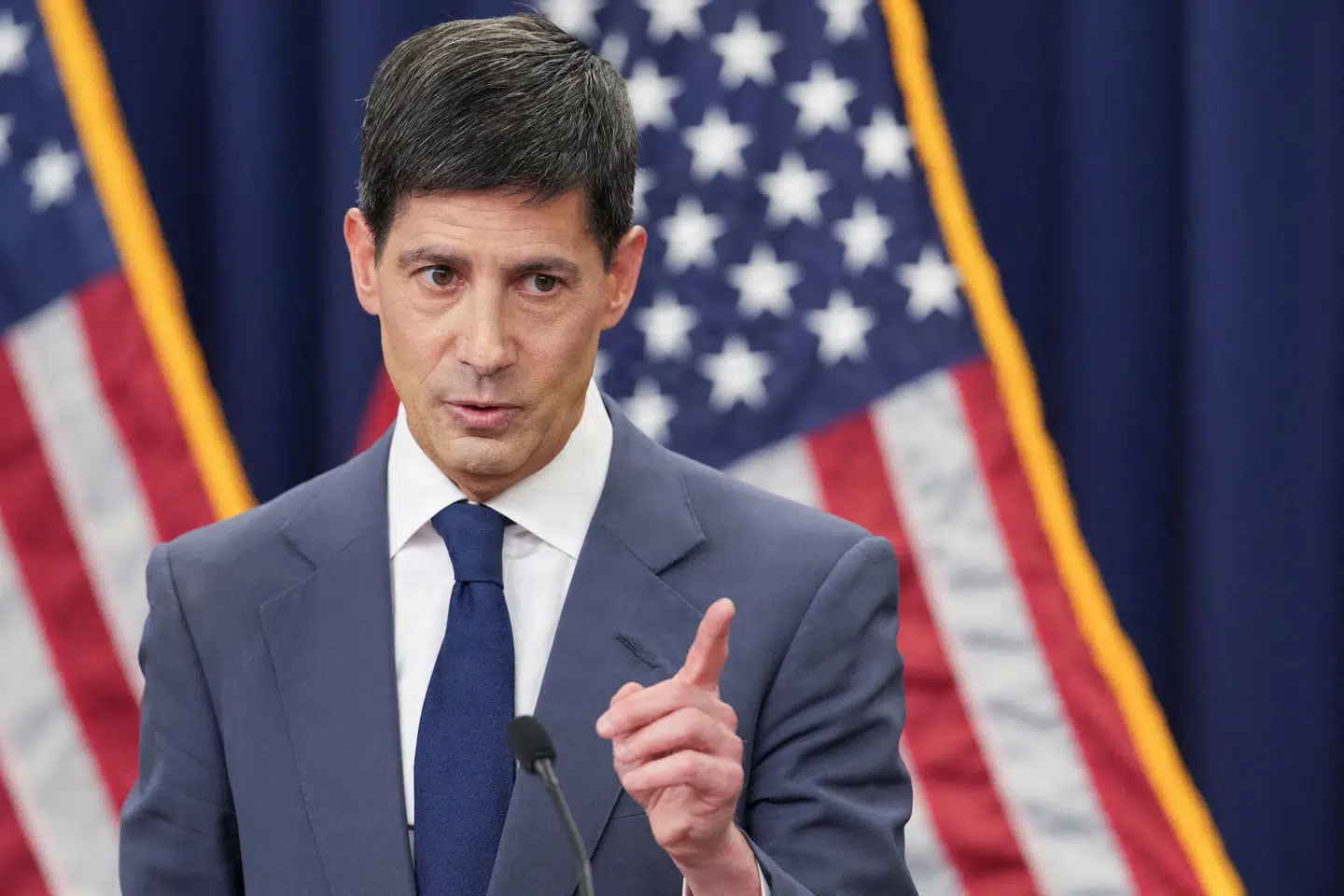 Kevin Warsh har overtaget tøjlerne i den amerikanske centralbank efter Jerome Powell, der har ledet centralbanken siden 2018.