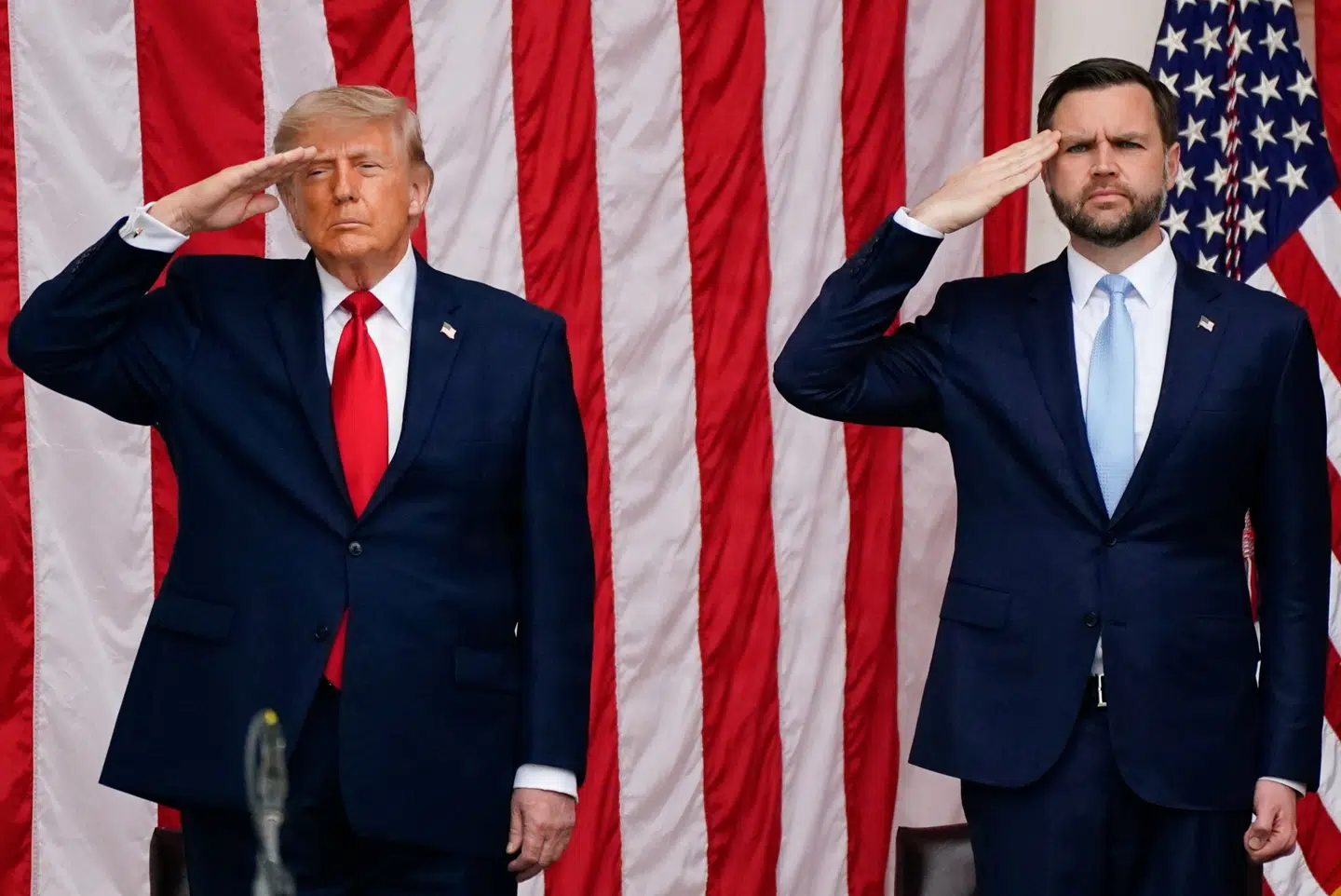 Det er Trump, der selv har lanceret dolkestødslegenden. Han sagde, at hvis fredsaftalen blev en succes, ville han tage æren. Hvis den blev en fiasko, ville han fedte den af på vicepræsident J.D. Vance (til højre). Ordene var ment spøgefuldt, men hos Trump er en spøg aldrig kun en spøg, som det også nu viser sig.