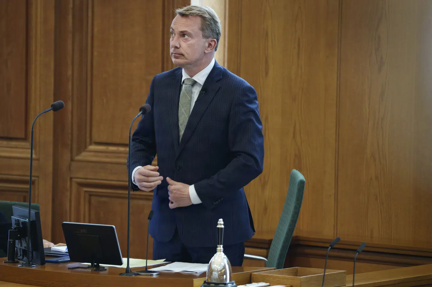 Formand Morten Messerschmidt (DF) er torsdag i Folketingssalen, hvor han argumenterer for Dansk Folkepartis forslag om at sænke afgifter på benzin og diesel.