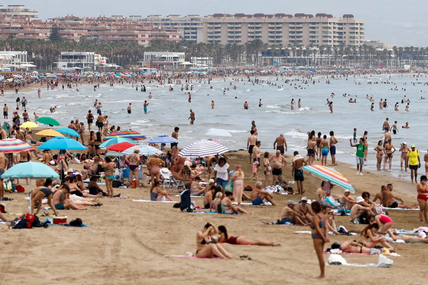 Malvarrosa-stranden ved Valencia er godt fyldt op torsdag.