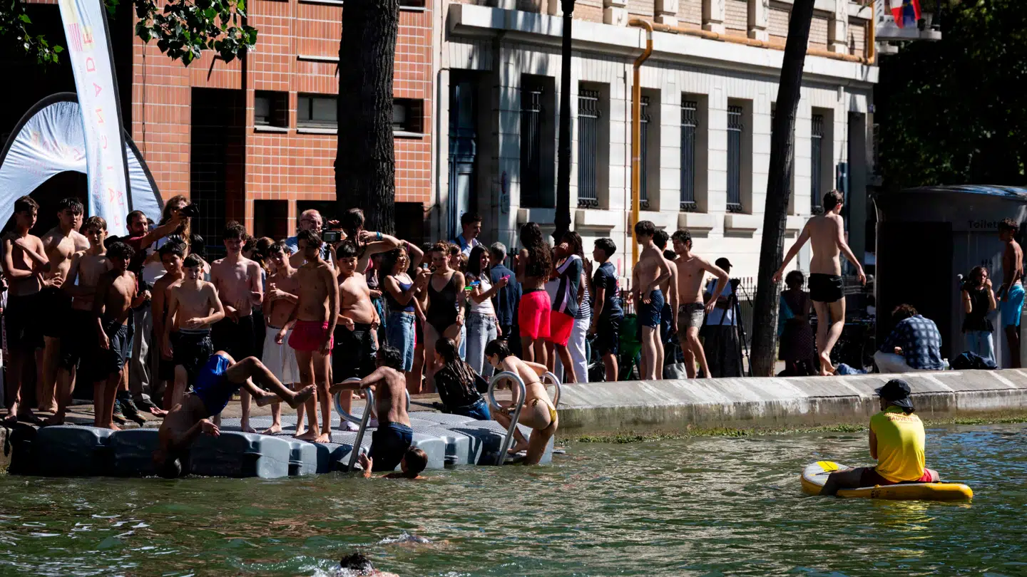 Et mylder ved kanalen Saint-Martin i Paris, hvor der åbnet for badning, så indbyggerne kan kapere varmen.
