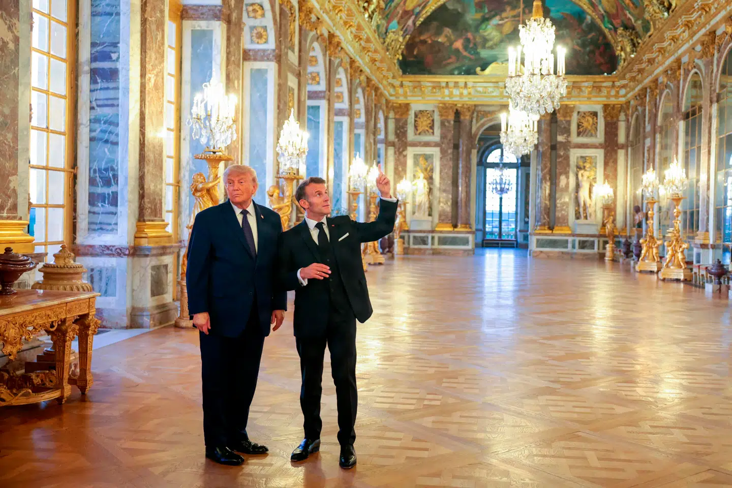 Donald Trump bemærkede over for journalister, at aftalen med Iran blev underkrevet på Versailles-slottet sammen med den franske præsident, Emmanuel Macron.