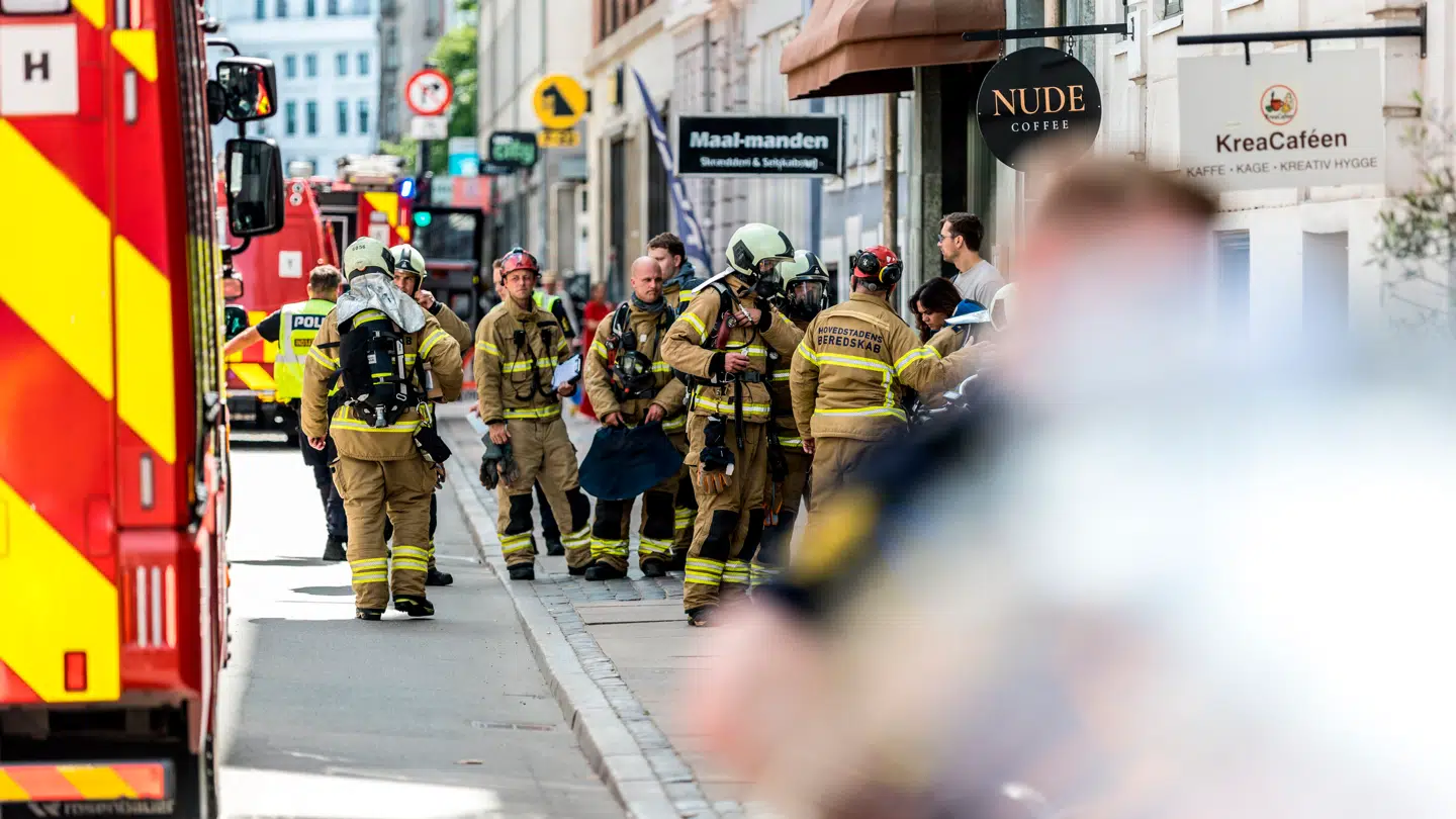 Evakuering fra restaurant i Store Kongensgade i København, torsdag den 18. juni 2026. Politi og beredskab er til stede i gaden, hvor mindst 20 personer er blevet evakueret.