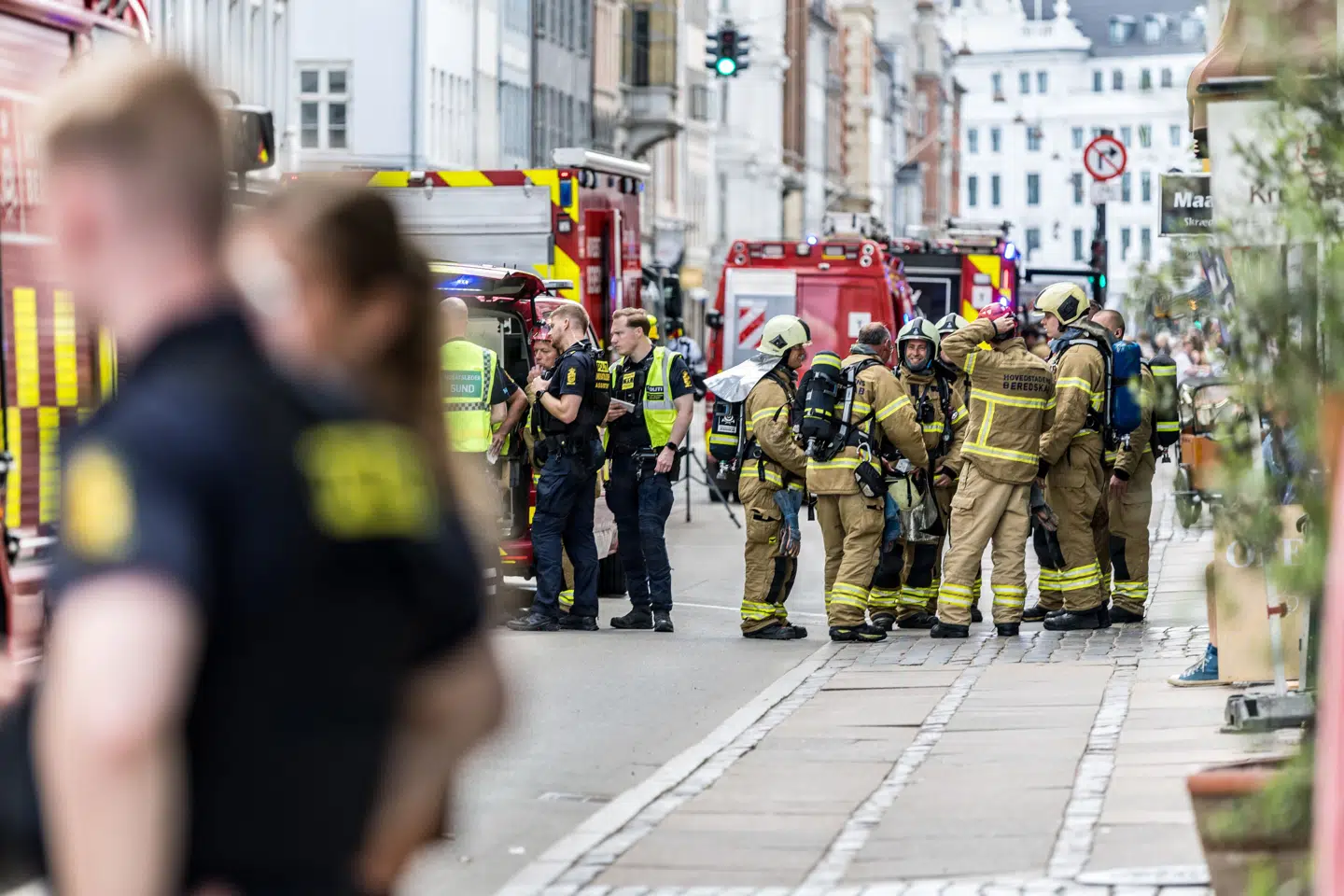 Politi og beredskab er til stede i Store Kongensgade, hvor mindst 20 personer er blevet evakueret.
