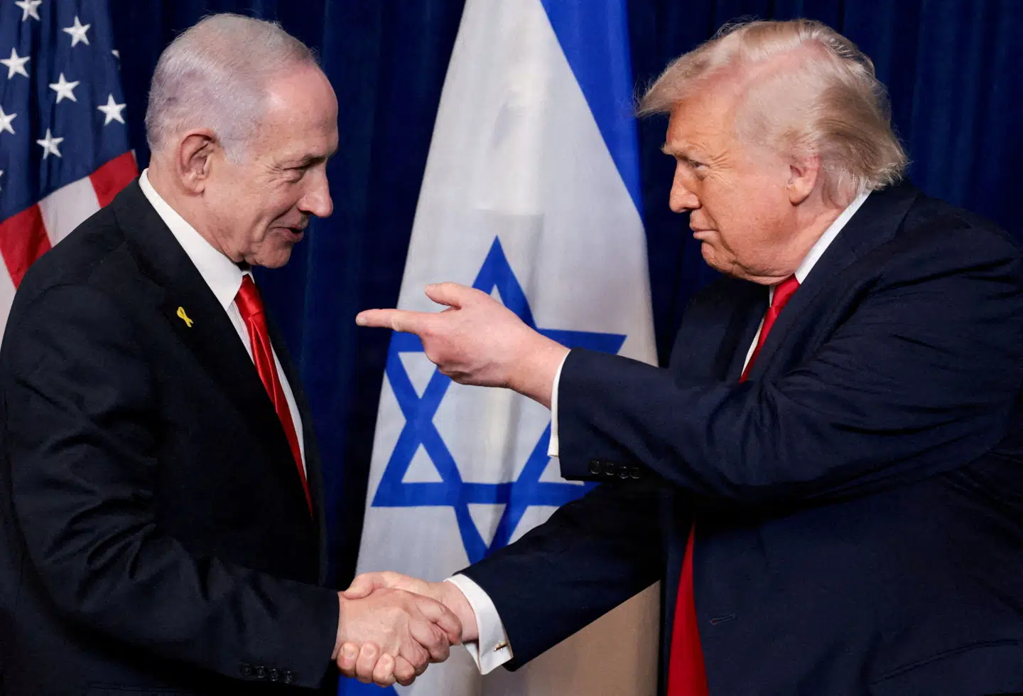Det er mig, der bestemmer, siger Donald Trump om sit forhold til den israelske premierminister. Men Netanyahu har foreløbig valgt at ignorere Trumps henstillinger om at standse krigen mod Hizbollah.