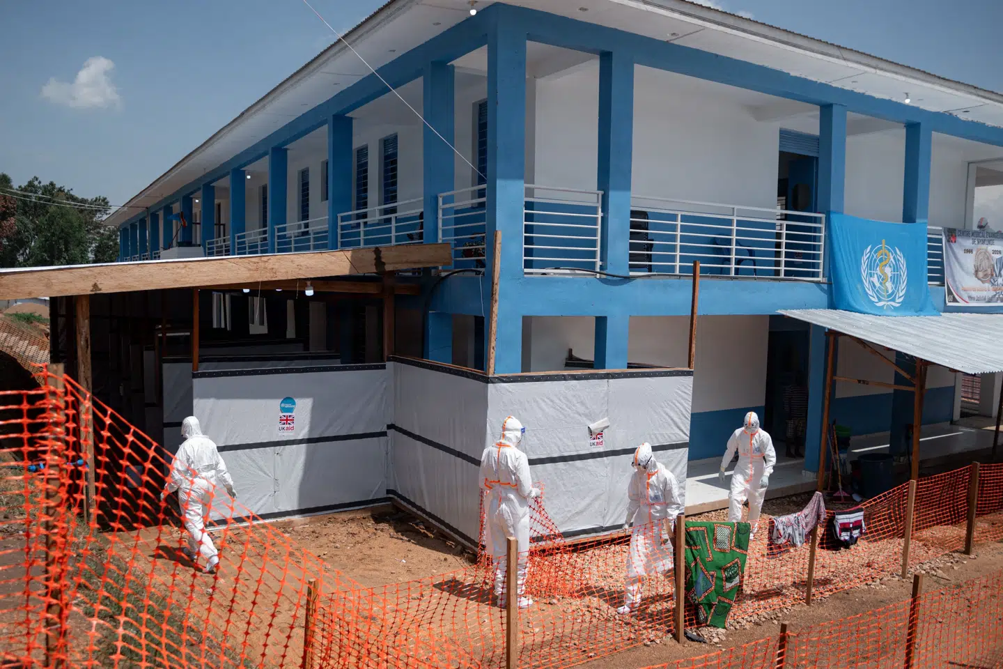 Ansatte går uden for et sundhedscenter i den ebolaramte provins Ituri i DR Congo. (Arkivfoto).