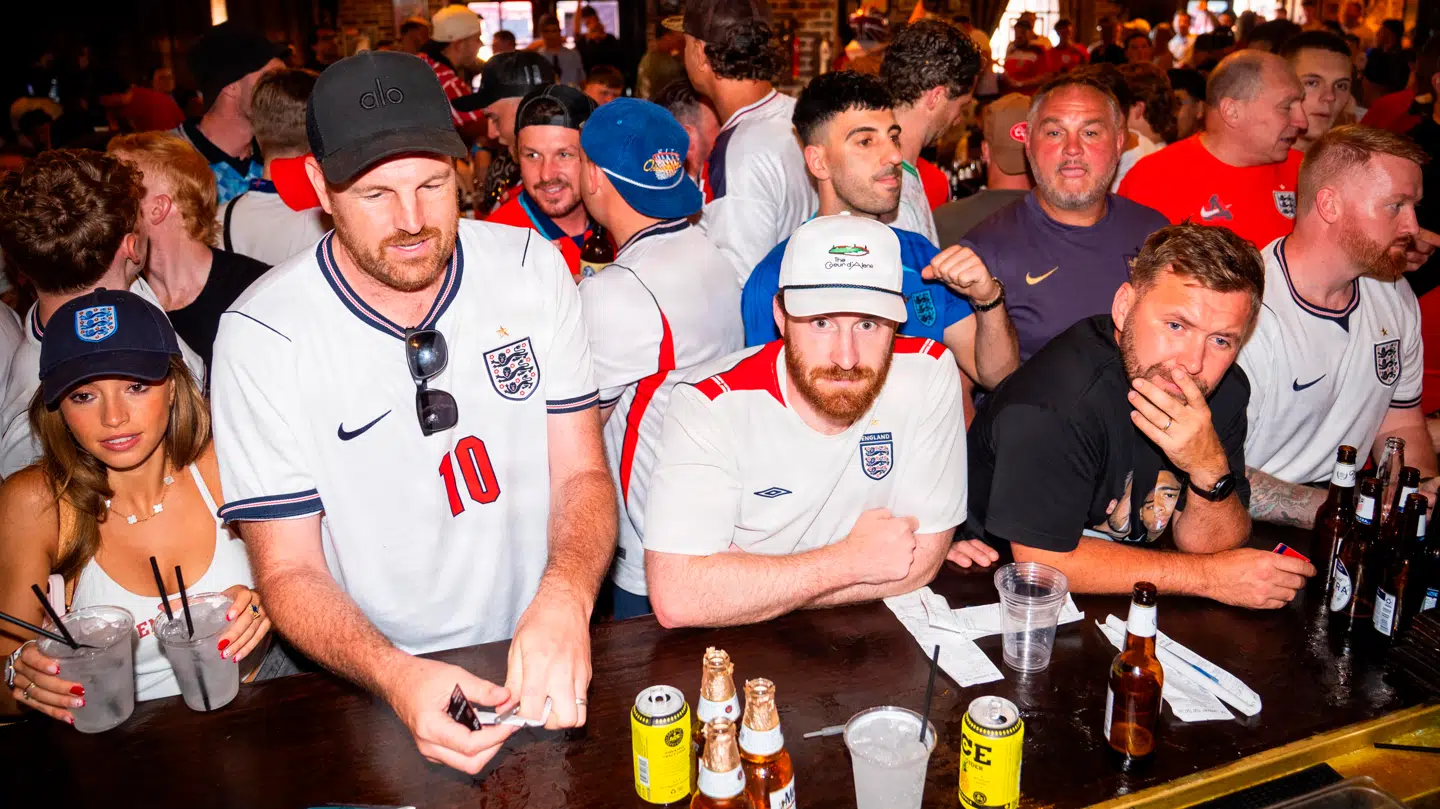 Jolie Sharpe (yderst tv.) fester med de engelske fans i USA.