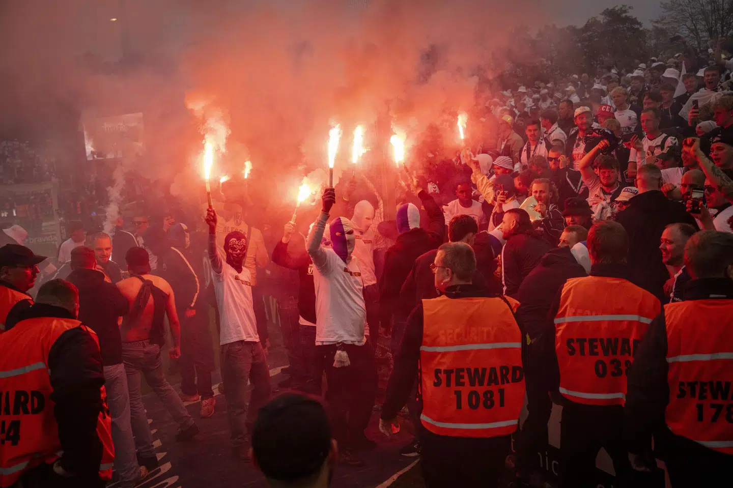 Ifølge kendelsen fra Fodboldens Disciplinærinstans blev der affyret minimum 187 styk pyroteknik og minimum 10 tilskuere løb ind på banen.