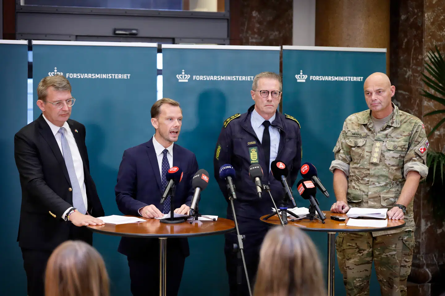 Daværende forsvarsminister Troels Lund Poulsen (V) og justitsminister Peter Hummelgaard (S) forklarede om dronehændelserne sammen med rigspolitichef Thorkild Fogde og forsvarschef Michael Hyldgaard.