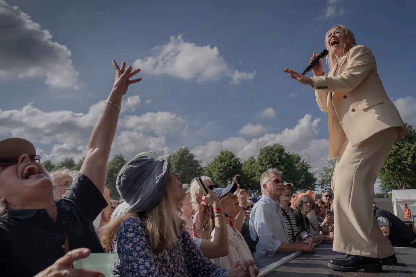 Da Trine Dyrholm gik på scenen, fræk som et påskegult jakkesæt, skete der noget ved Heartlands 10-års jubilæumskoncert »Sange fra Hjertet«, der ellers havde meget svært ved at finde ud, om det skulle være samtale eller koncert.
