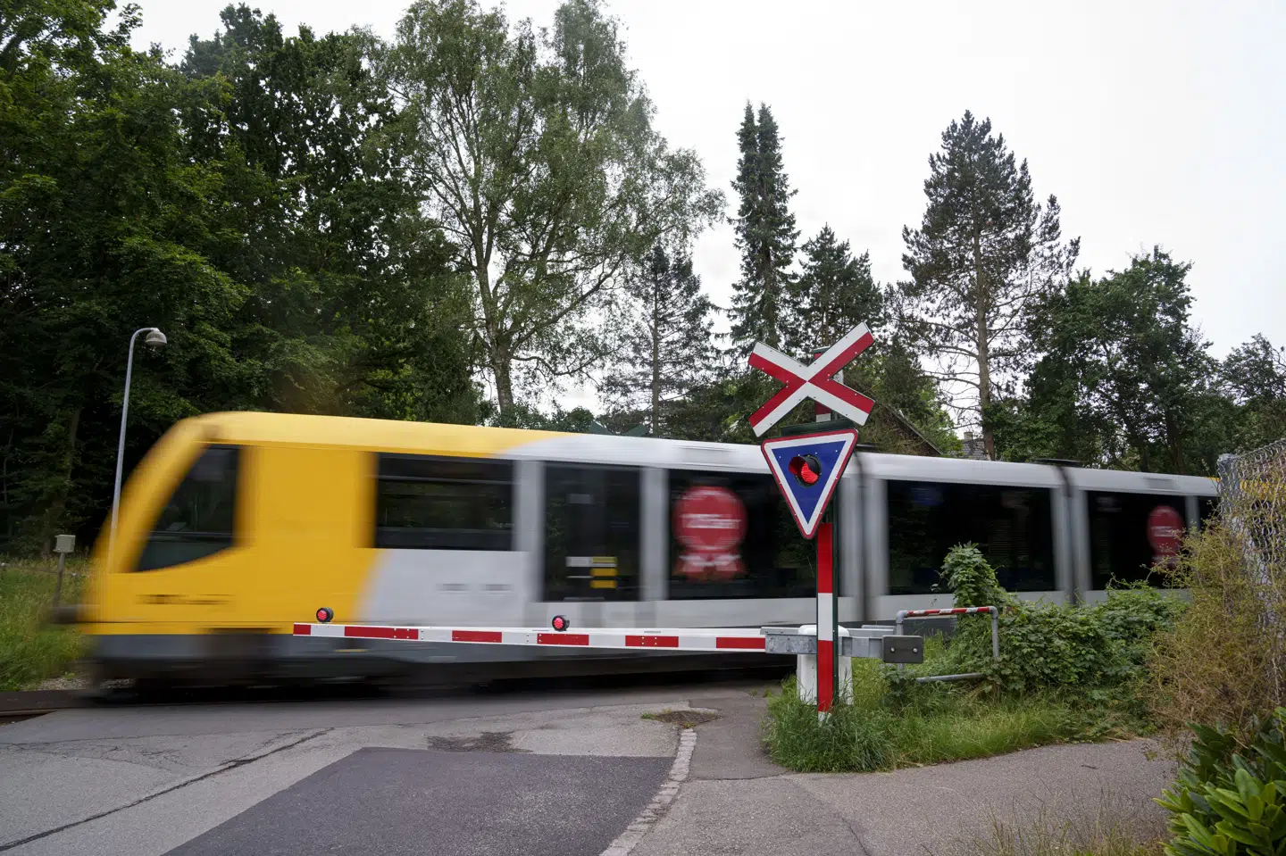 Togdriften er indtil videre indstillet til mandag på linjer, der blandt andet dækker byerne Hundested, Hillerød og Nærum. Det er dog ikke sikkert, at den genoptages mandag. (Arkivfoto).