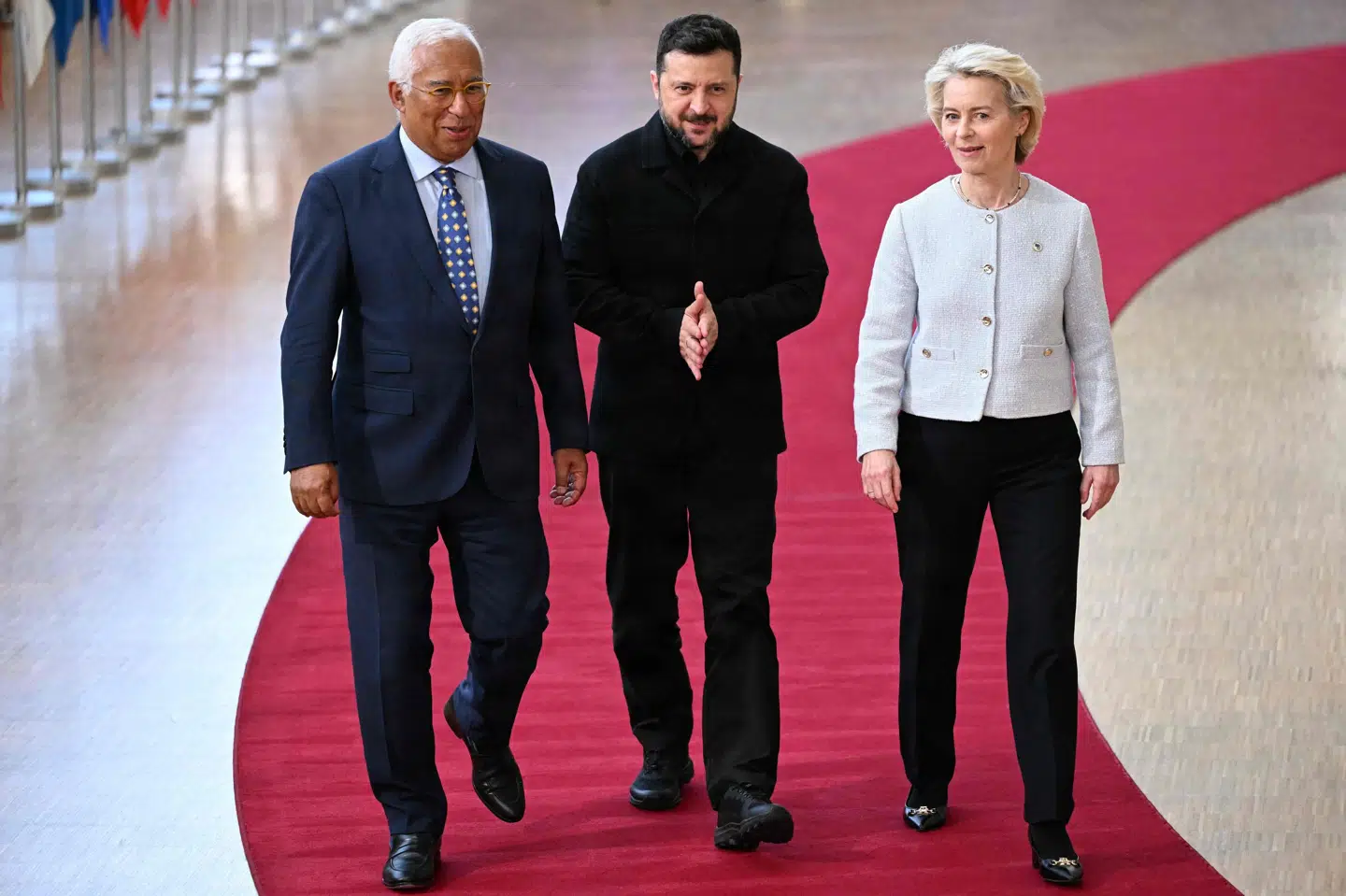 Ukraines præsident, Volodymyr Zelenskyj, ankom sammen med EU-Kommissionens formand, Ursula von der Leyen, og EU's præsident, António Costa, til EU-topmødet i Bruxelles torsdag.
