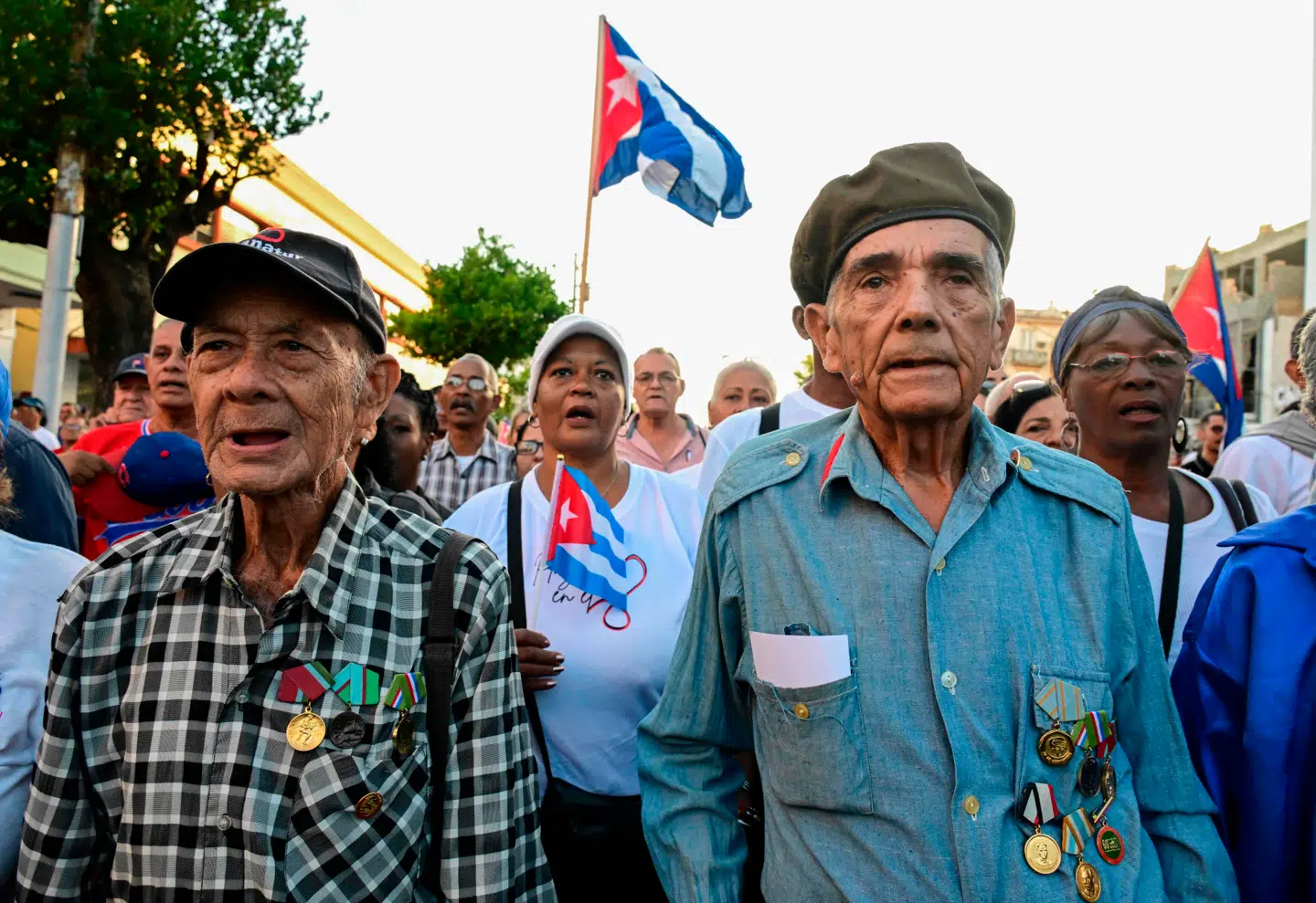 Trods pres udefra har Cubas regering forsøgt at holde fanen højt. Her er det cubanske veteraner fra modstanden mod USA's forsøg på at vælte Castro-regimet i 1961, der bliver hyldet.
