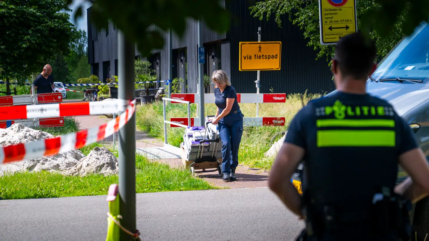 Politiet afspærrede området og afsøgte spor efter at et hollandsk ægtepar blev fundet døde under mistænkelige omstændigheder i den lille hollandske by Meerstad.