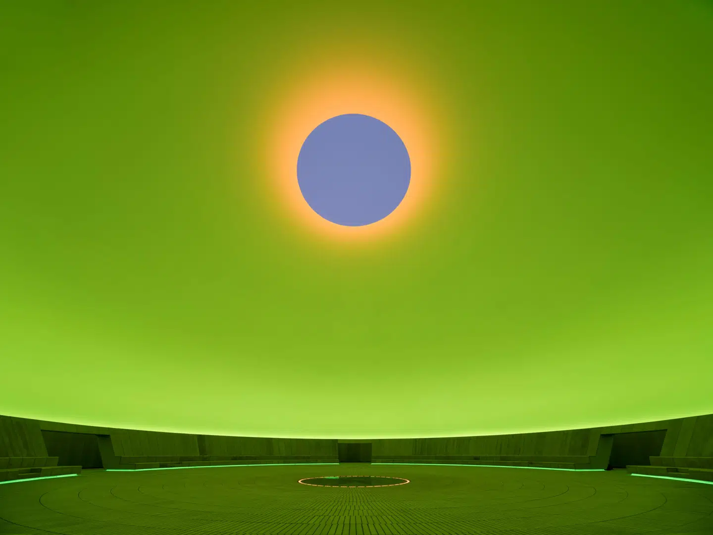 Velkommen til Månebase Alpha. Den blå himmel i det høje er et synsbedrag, men det er det, der er meningen.