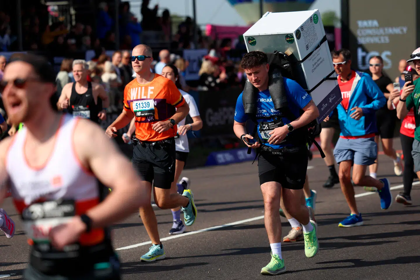 Den britiske løber Jordan Adams løb London Marathon 2026 med et køleskab på ryggen sammen med sin bror. De samlede på den måde en million pund ind til velgørenhed.