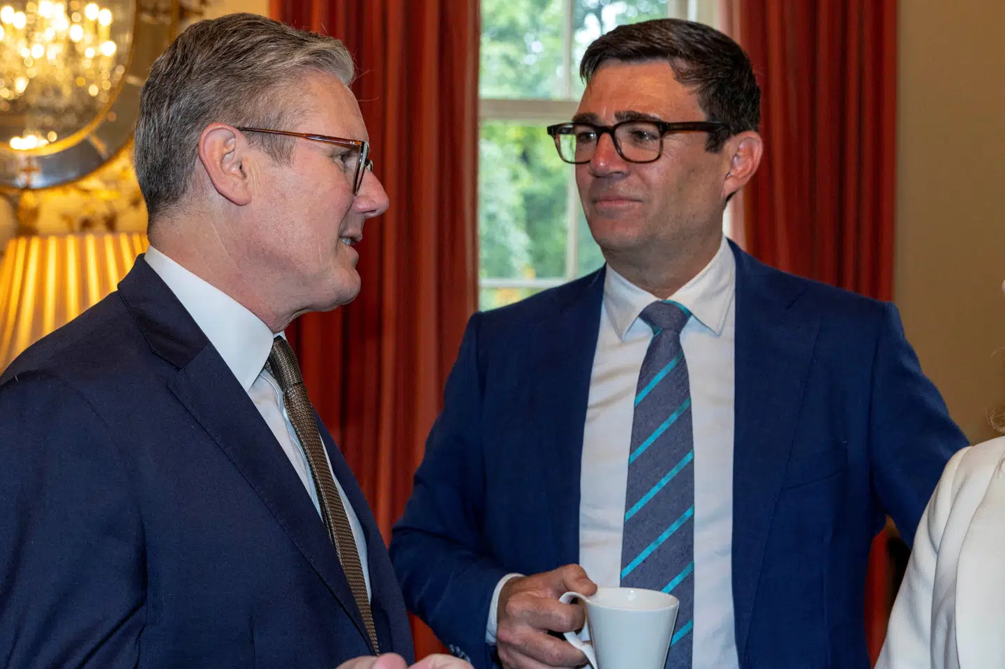 Premierminister Keir Starmer taler med Greater Manchesters borgmester, Andy Burnham, kort efter at Starmers regering tiltrådte i 2024. (Arkivfoto).