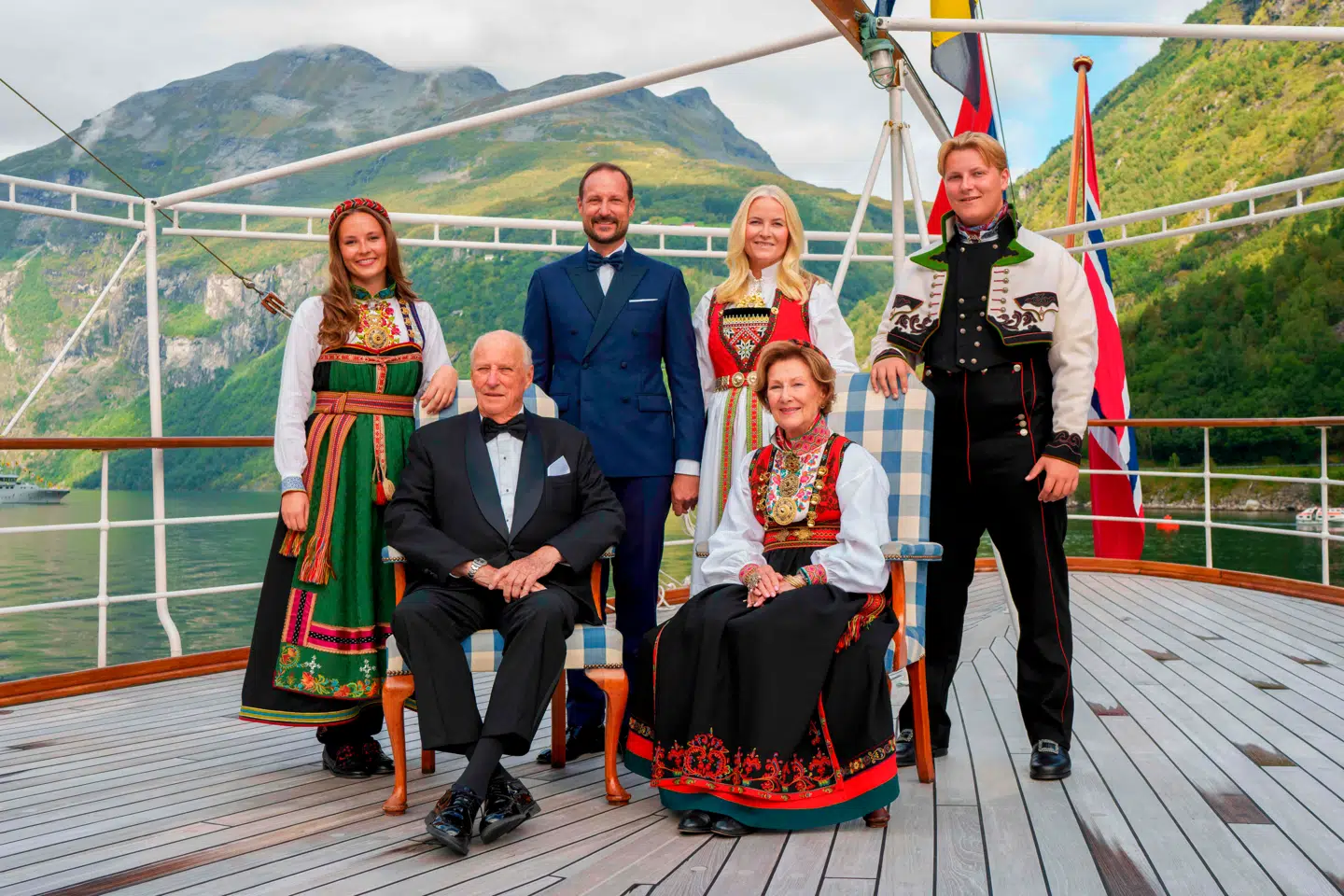 Her ses den norske kongefamilie på det norske kongeskib i forbindelse med prinsesse Märtha Louises bryllup med Durek Verrett i august 2024. Prinsesse Ingrid Alexandra ses yderst til venstre.