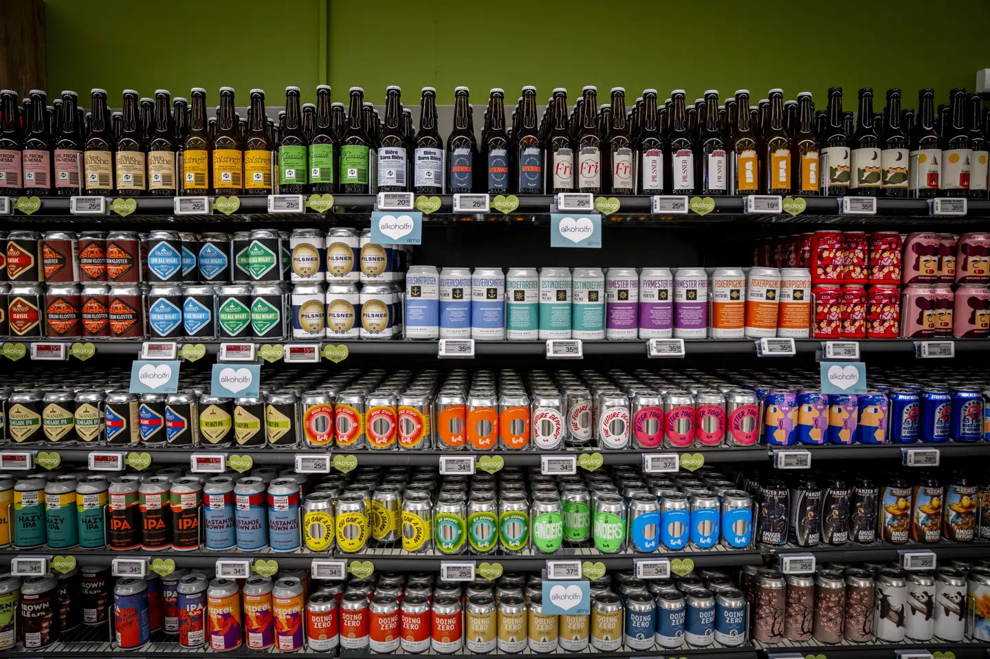 Danske butikker sælger mindre øl, vin og spiritus end tidligere. (Arkivfoto).