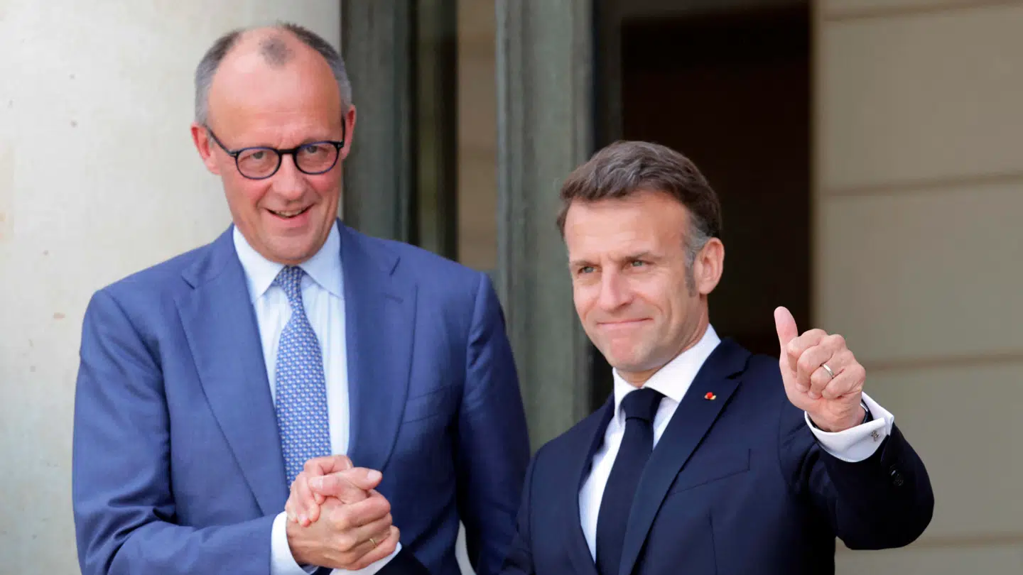 De europæiske sværvægtere Friedrich Merz (tv.) og Emmanuel Macron er langt fra tilfredse med EUs fremgangsmåde i Rusland-spørgsmålet.