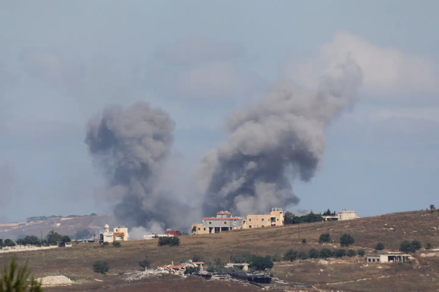 Røg stiger op over det sydlige Libanon efter israelske angreb fredag.