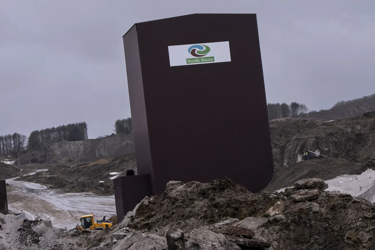 Nordic Waste forlod grunden ved Ølst ved Randers tilbage i december 2023. Efterfølgende er virksomheden erklæret konkurs, og der ligger fortsat tonsvis af forurenet jord i området. Billedet er fra mandag den 22. januar 2024. (Arkivfoto).