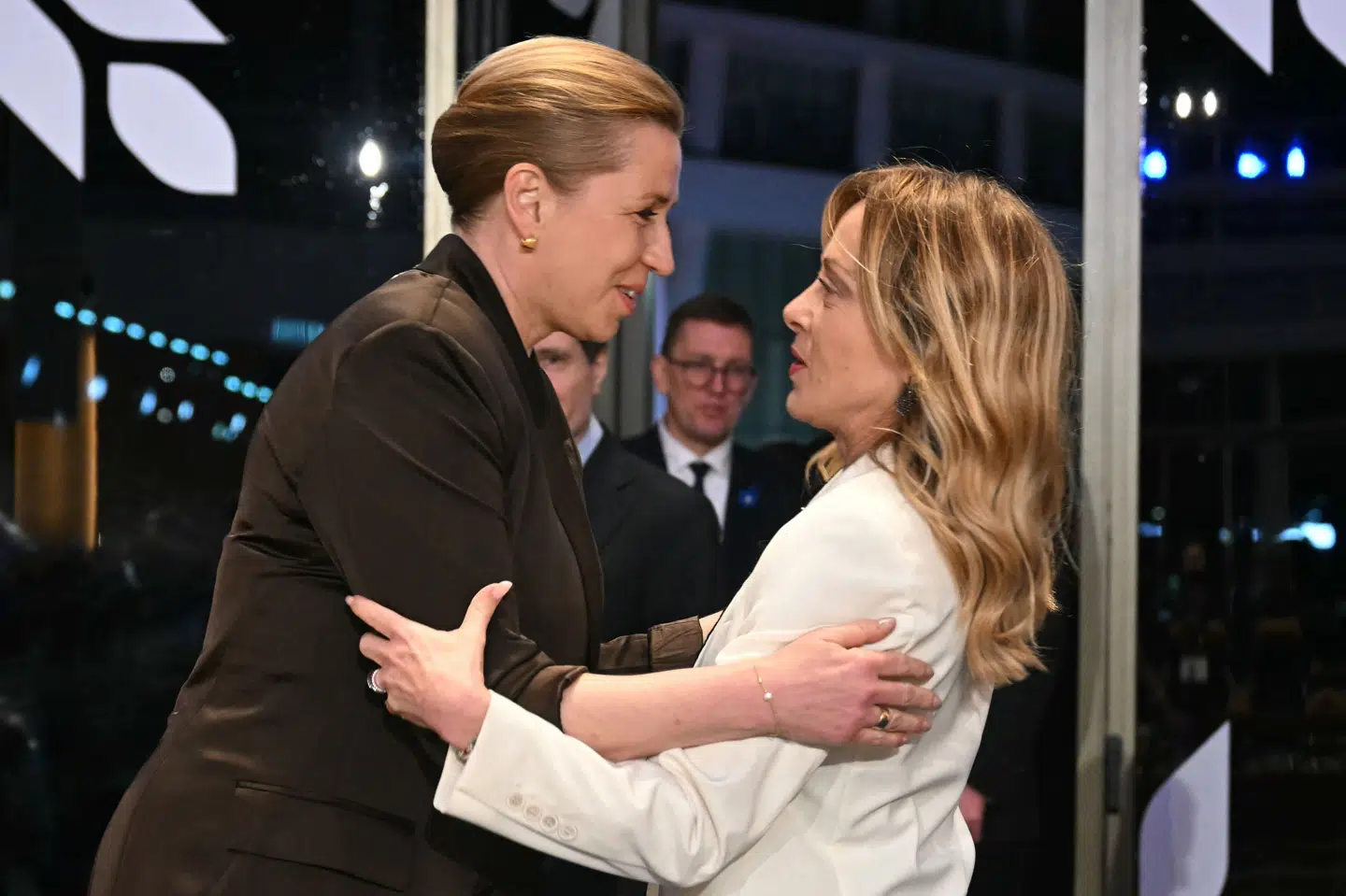 Statsminister Mette Frederiksen (S) og Italiens premierminister, Giorgia Meloni, har længe arbejdet tæt sammen i forsøget på at flytte asyl- og migrationsbehandlingen ud af Europa. I denne uge blev et stort skridt taget, da lovgrundlaget kom på plads. Nu står 19 EU-lande bag ønsket om at oprette modtage- og udrejsecentre uden for Europa (Arkivfoto).