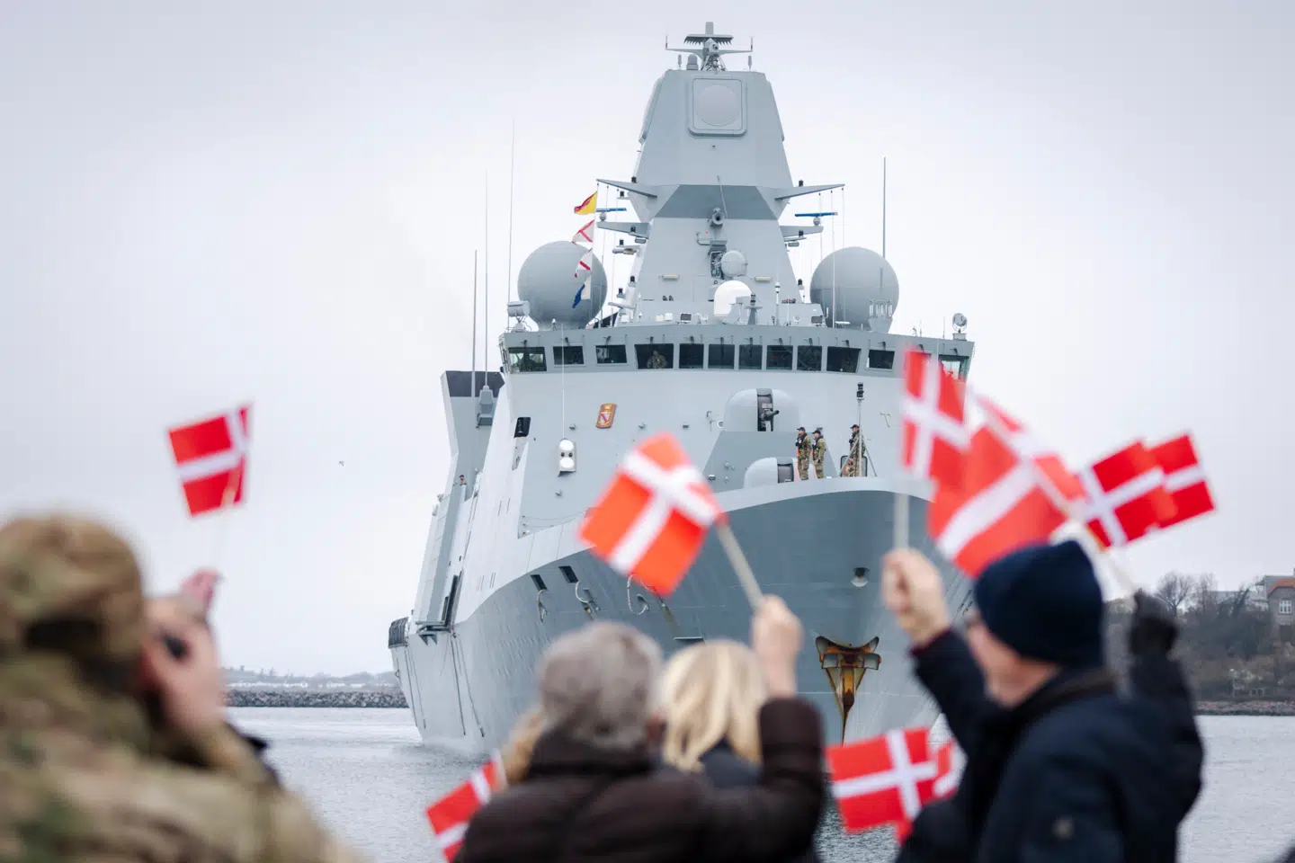 Det er stærkt betænkeligt, at Anders Krabbesmark fremfører, at en beslutning om fregatter ikke kan vente på en overordnet strategi, lyder det fra den tidligere forsvarschef Christian Hvidt i denne kommentar. På billedet modtages fregatten Iver Huitfeldt af pårørende til besætningen ved ankomst til basehavnen på Flådestation Korsør i april 2024.
