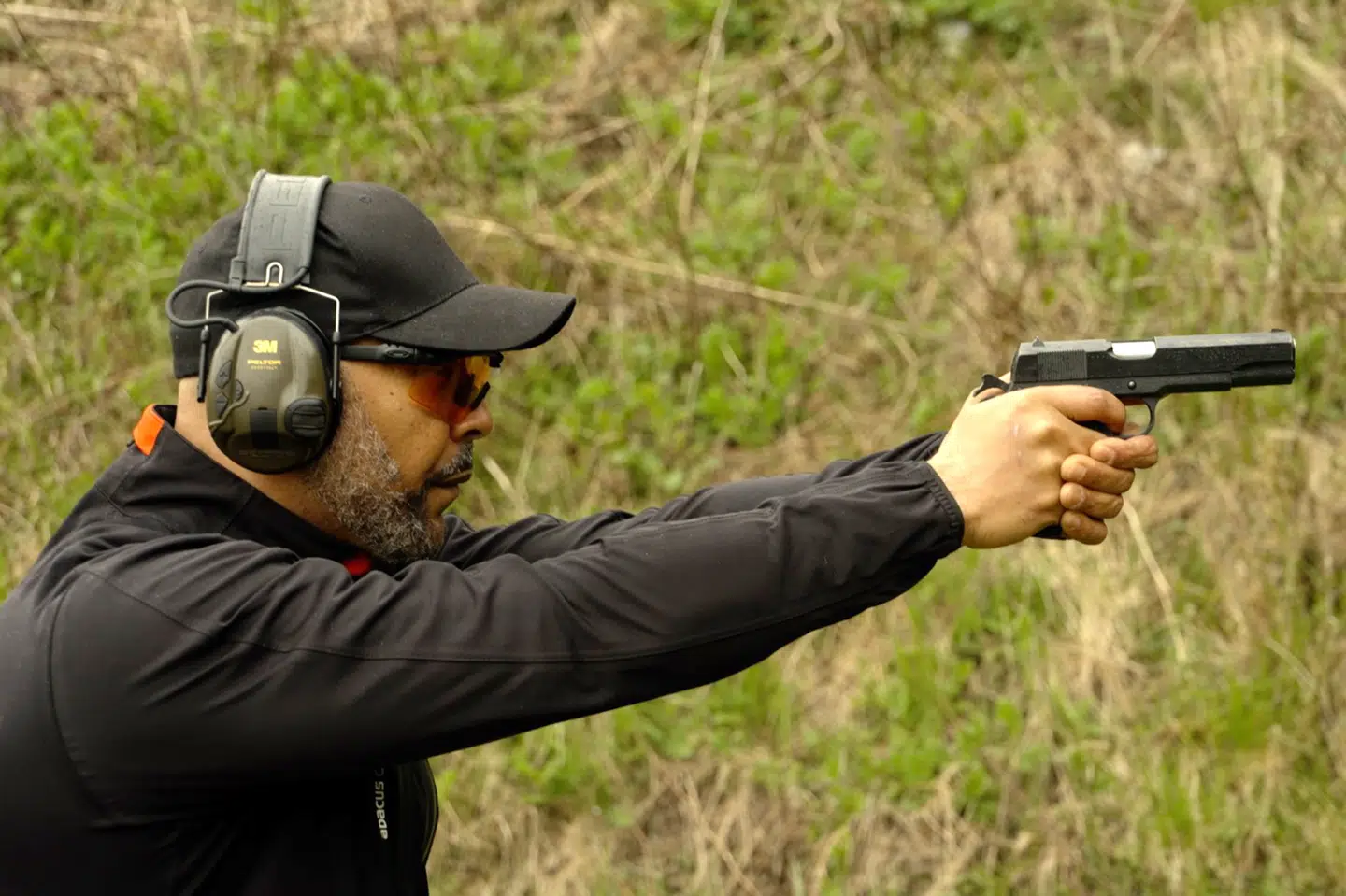 Rapperen Marc Johnson deltog i september 2025 i VM i pistolskydning, hvor han stillede op i disciplinen IPSC, der handler om at ramme mål, mens man er i bevægelse. Nu deler han ud af sin ekspertise i DR-programmet "Store kanoner".