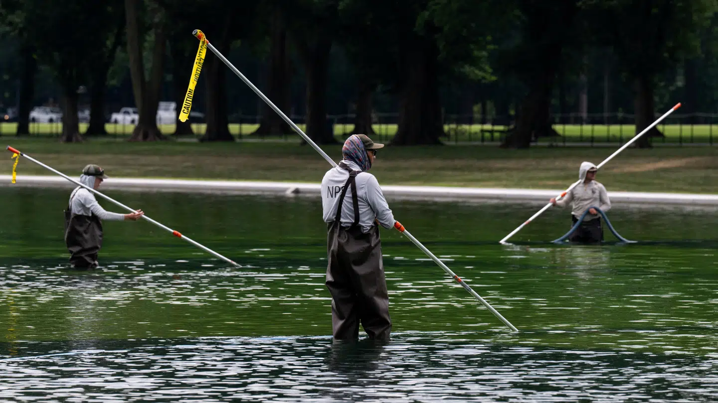 Servicearbejdere har nonstop kæmpet med at få ordnet problemerne med Lincoln Memorial Reflecting Pool.