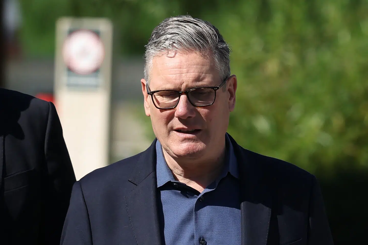 Keir Starmer taler til journalister fredag formiddag, hvor han blandt andet oplister de ting, som hans regering har opnået.