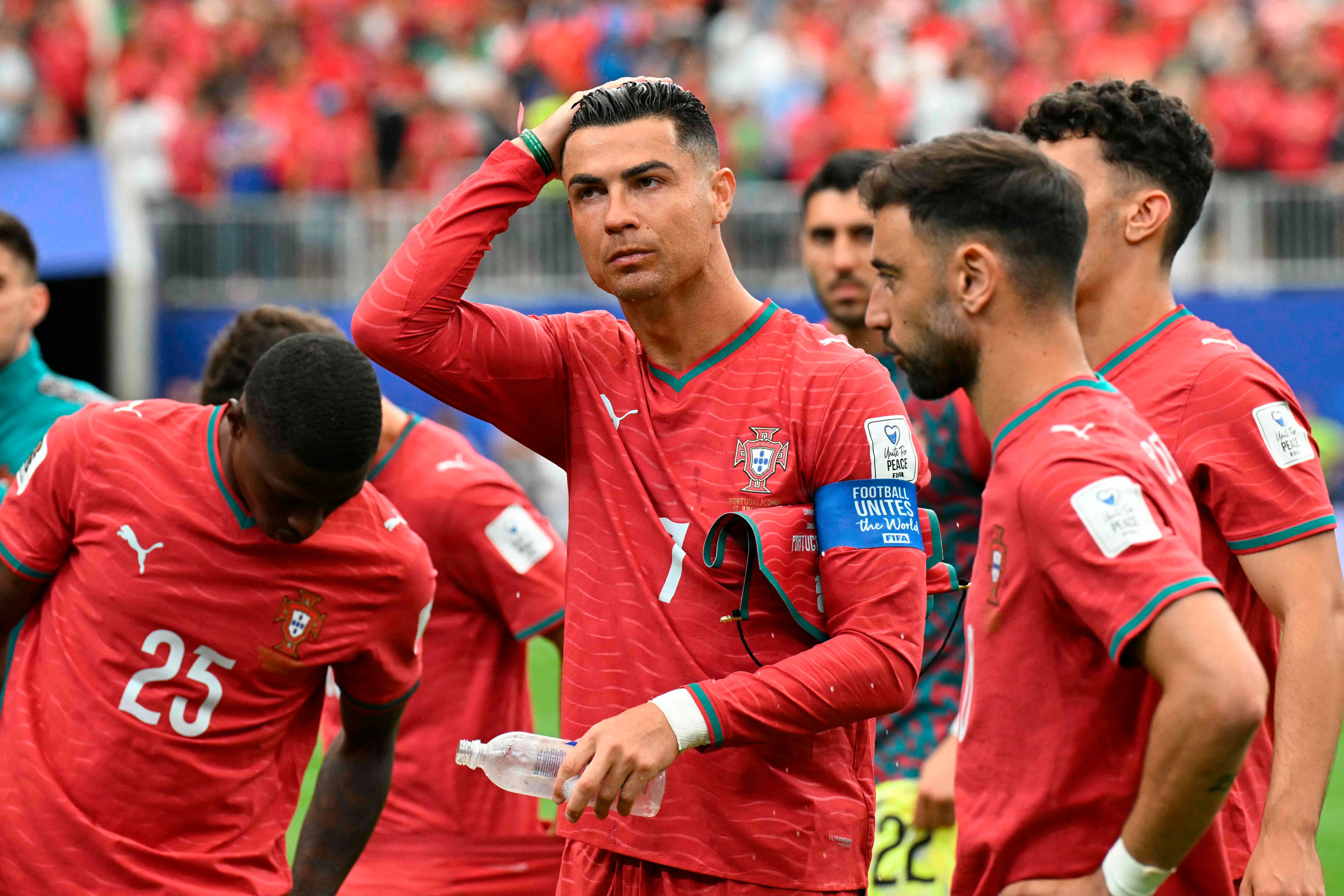 Ronaldo har kun spillet én kamp ved VM. Men alt omkring ham er allerede ved at gå i opløsning