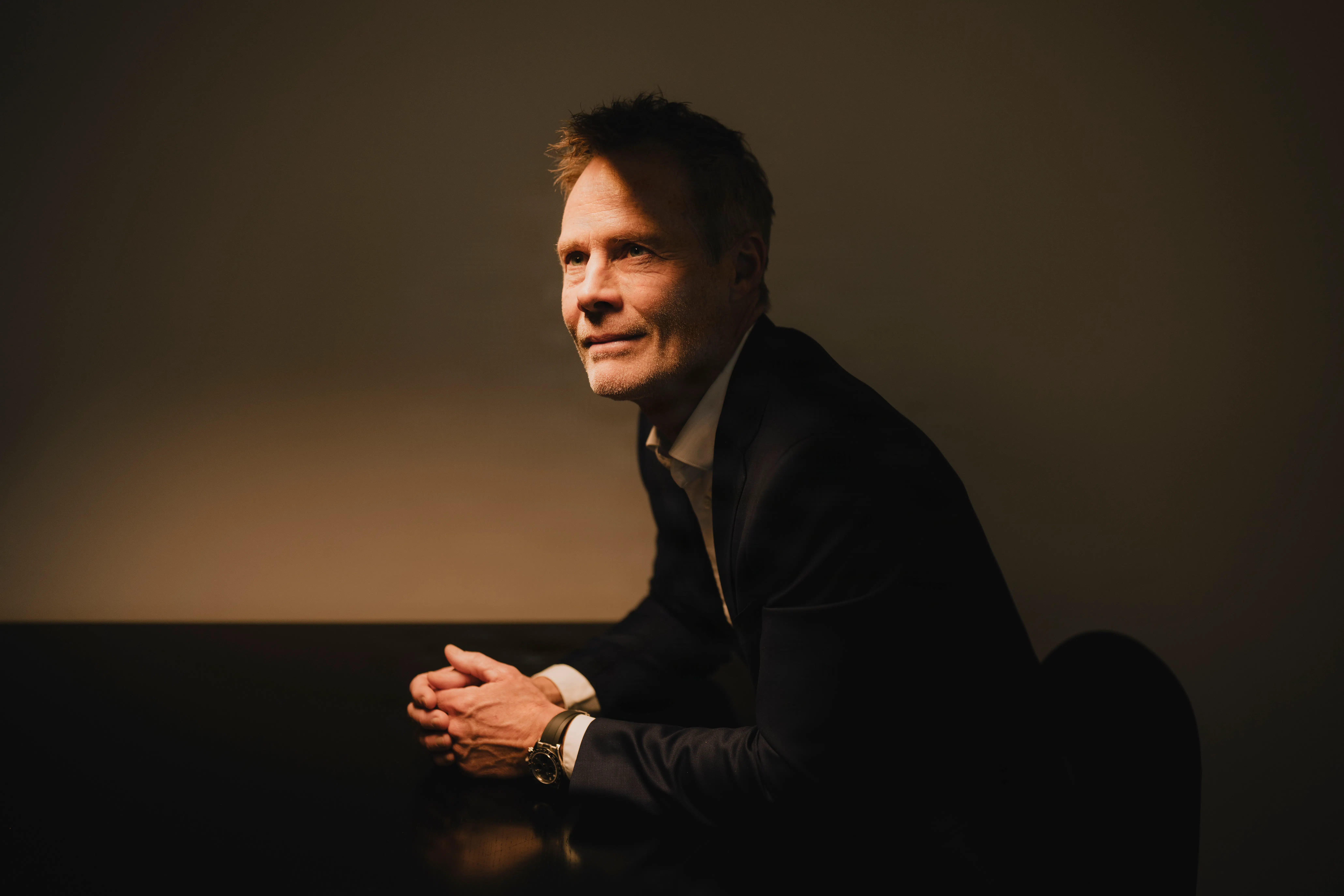 Han forvalter milliardbeløb for sine kunder og har aldrig selv tabt store beløb. Nu deler han opskriften på succes