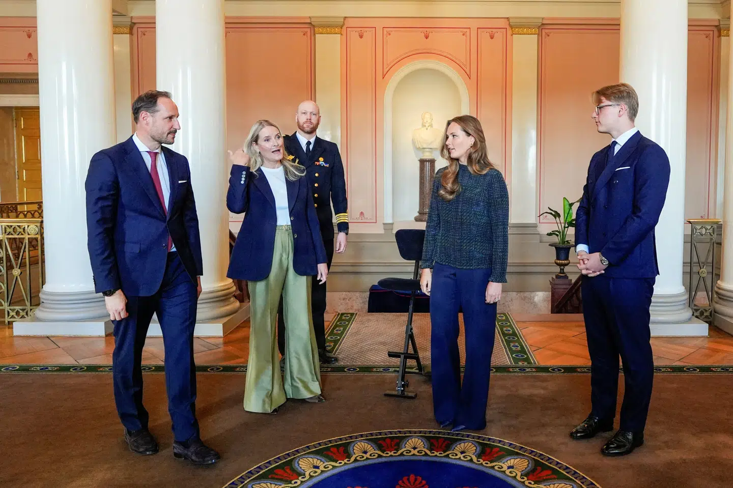 Kronprins Haakon og kronprinsesse Mette-Marit med parrets to fælles børn, prinsesse Ingrid Alexandra og prins Sverre Magnus, til en reception i april i år. (Arkivfoto).