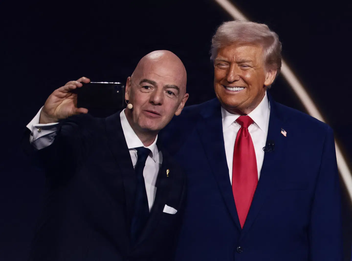 FIFAs præsident, Gianni Infantino, og USA præsident, Donald Trump, poserer på en selfie under VM-lodtrækningen, der foregik tidligere på året. Begge er ofte mål for kritik under VM.