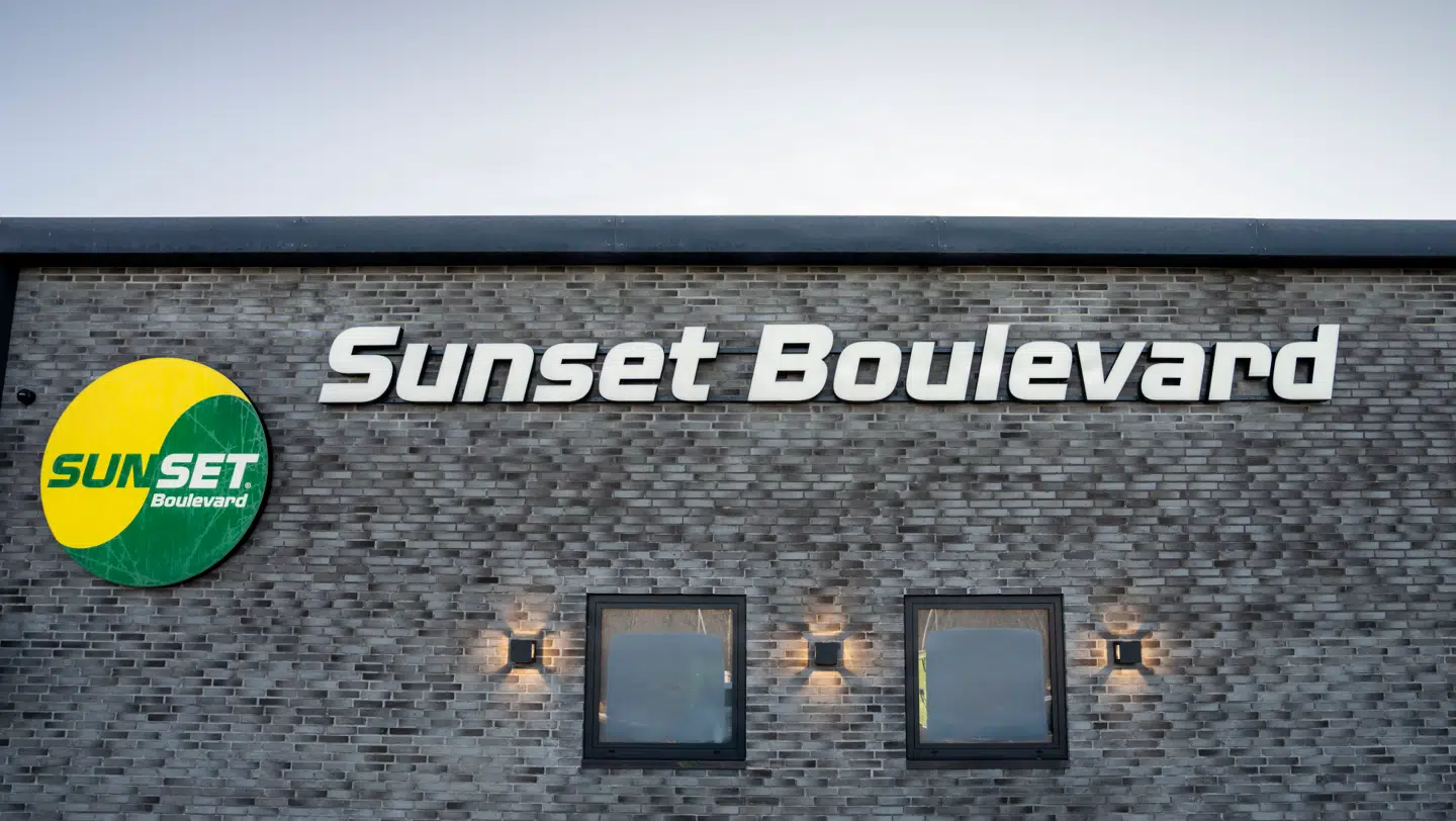 19. juni har de på Sunset Boulevards hovedkontor holdt den 223. såkaldte Sunset Friday. Det er en fridag, som effektiviserede arbejdsgange har muliggjort medarbejderne nu kan tage sig. Jens Gjødvad Baisner, der har været administrerende direktør siden november, glæder sig over fordelene.