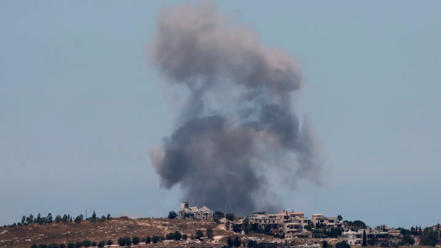Røg over den libanesiske by Nabatieh al-Fawqa efter et israelsk luftangreb den 19. juni 2026.