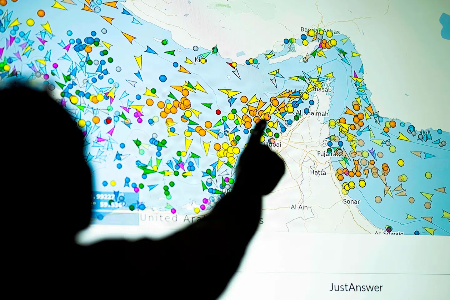 Hormuzstrædet er kommet på mange investorers læber, efter krigen mellem USA og Iran brød ud. Strædet er en vigtig vandvej for verdens forsyning af olie og gas.