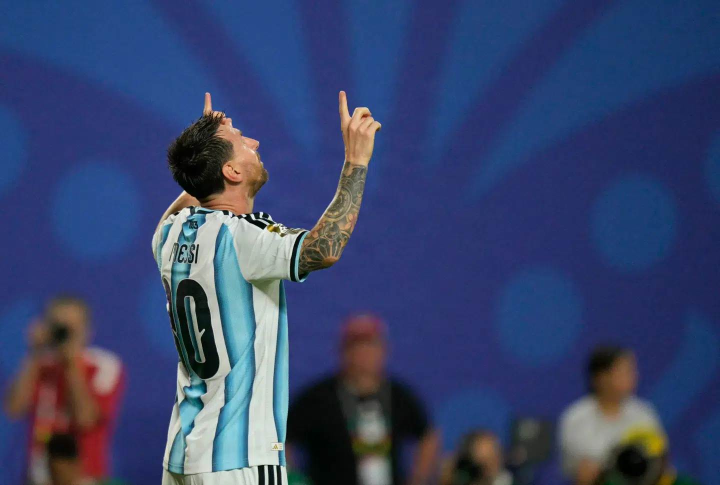 Lionel Messi scorede tre mål for Argentina i tirsdagens indledende VM-kamp mod Algeriet. Men et rygte om hans far har taget en stor del af opmærksomheden.