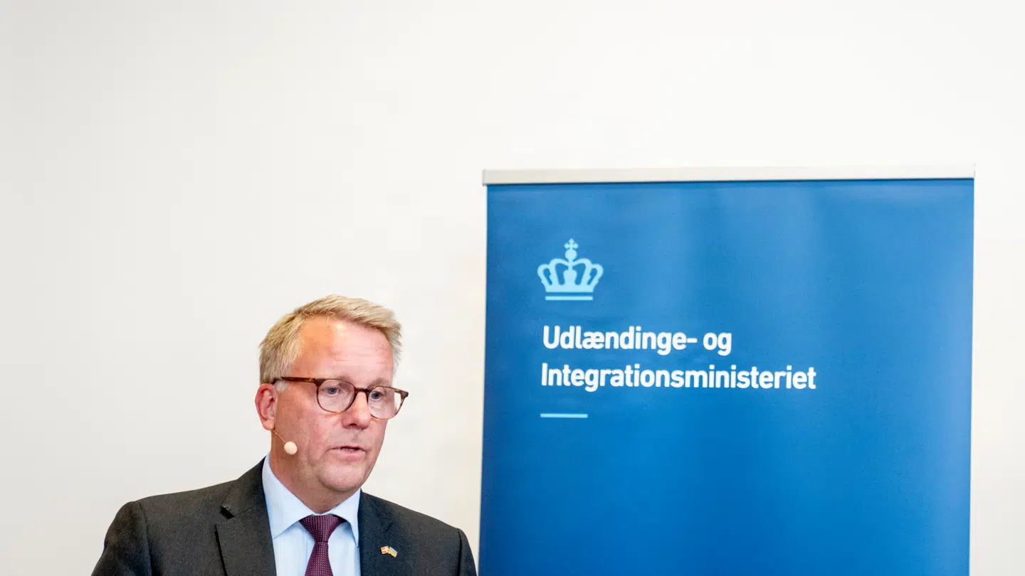 Morten Bødskov kan lægge tusind videoer om stram udlændingepolitik på op sociale medier. Men så længe Socialdemokratiet er i regering med Socialistisk Folkeparti og Det Radikale Venstre, så er det ikke troværdigt. Det mener B.T.s debatredaktør, Joachim B. Olsen