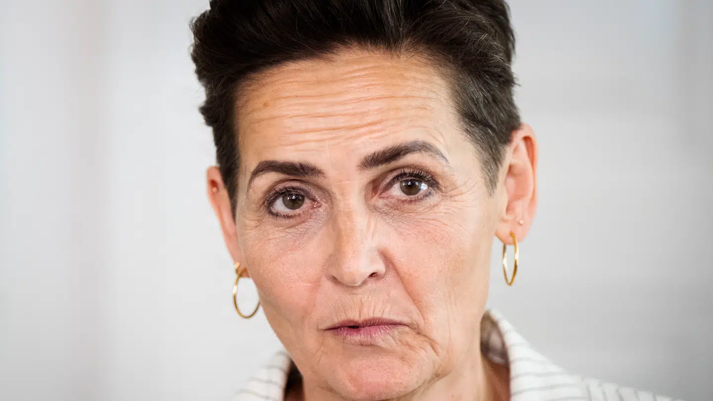 Her ses økonomi- og indenrigsminister Pia Olsen Dyhr (SF) fredag præsenterer aftale om kommunernes økonomi 2027 på et pressemøde.